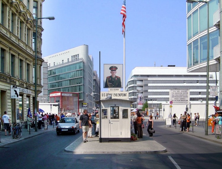checkpoint_charlie_berlin