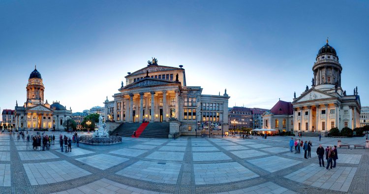 konzerthaus_berlin_aussenansicht_abendlicht_foto_sebastian_runge