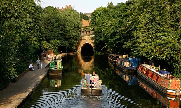 canal-boat-sailing-up-the-009