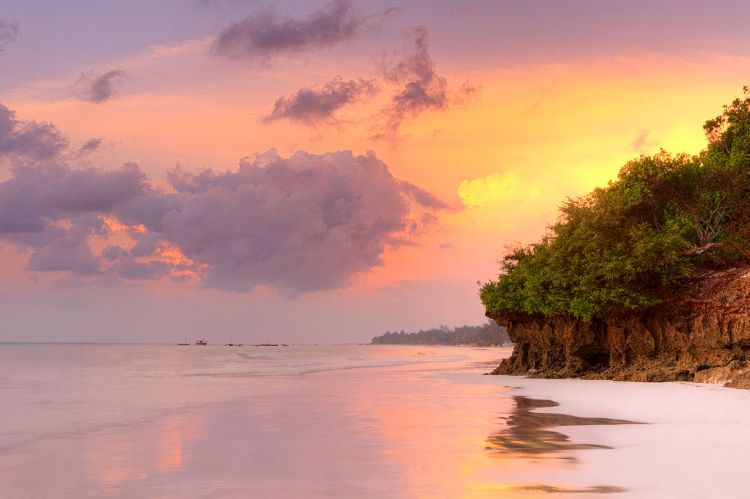 1200px-diani_beach_sunrise_kenya