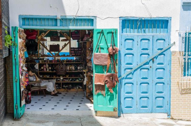 asilah-marruecos-de-agosto-tendero-no-identificado-que-duerme-en-la-tienda-arte-cuero-104179505