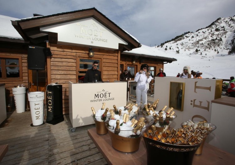587387-baqueira-recibe-a-varios-famosos-en-la-inauguracion-de-su-moet-winter-lounge