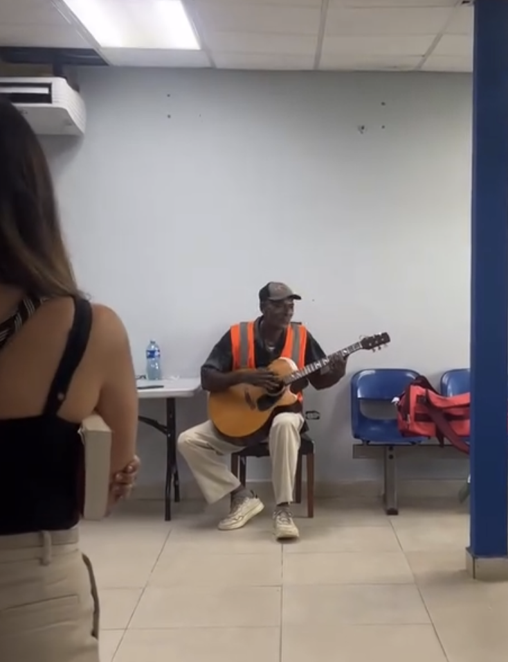 Calypso Joe con su guitarra nada más aterrizar